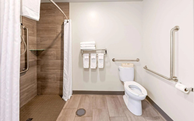 Howard Johnson by Wyndham Thunder Bay