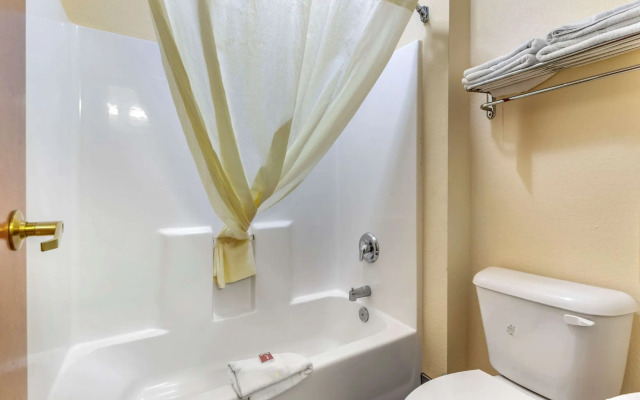 Econo Lodge Brunswick Travel Center