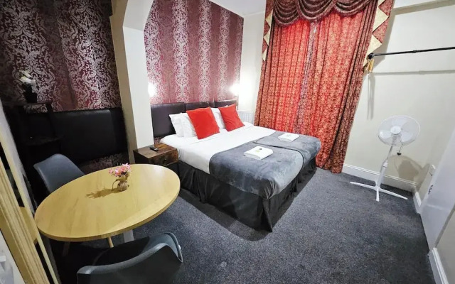 Ground-Floor Queen Bed Studio Apartment with Free Parking