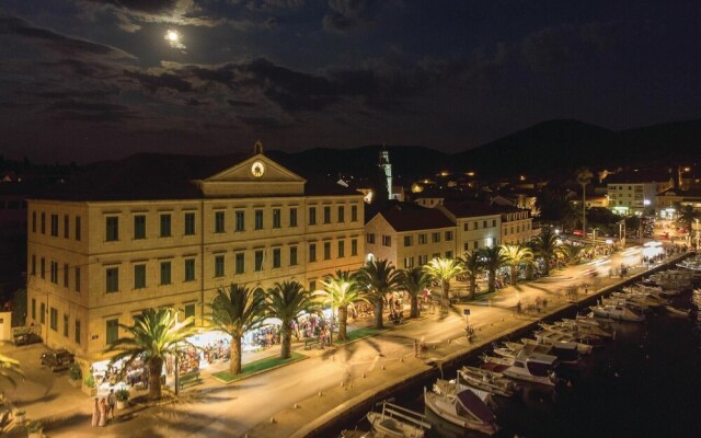 Beautiful Home in Vela Luka With 2 Bedrooms and Jacuzzi