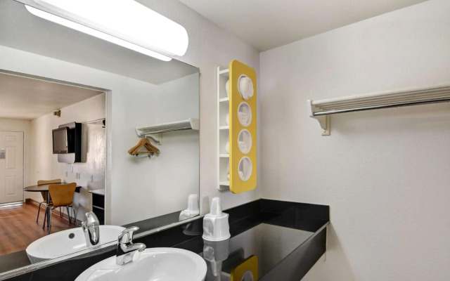 Motel 6 Dallas, TX - Forest Lane