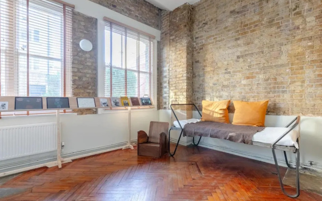 Tastefully Curated Mezzanine Studio Flat Hackney!