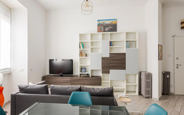 Wide and Bright Apartment next to metro station - Pacini