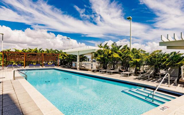 Hang Ten- Large Townhome, lux amenities, parking