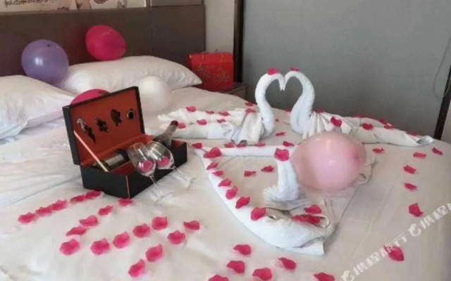 Vienna Hotel (Huainan Railway Station Wuyue Plaza)