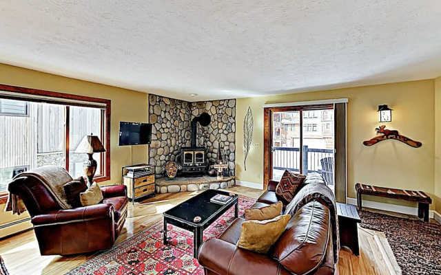 New Listing! Mountain-view Getaway: Stroll To Town 2 Bedroom Condo - фото 3