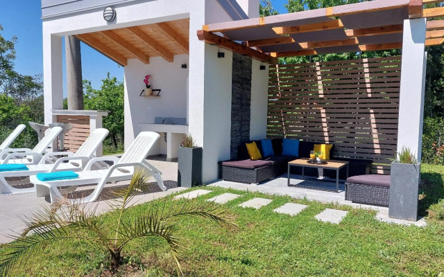 Villa Amoena with pool and sauna near Novigrad