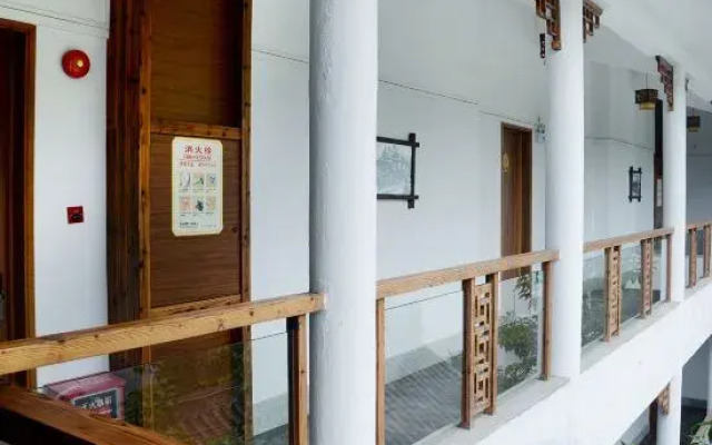 Zhenyangxia Scenic Area Theme Inn