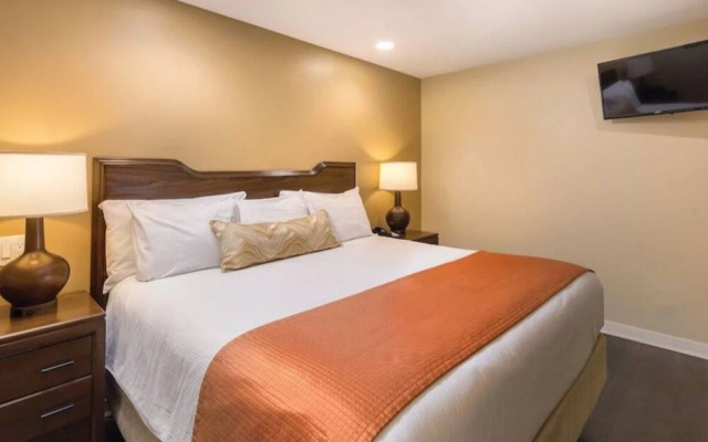Private One Bedroom Condo on Golf Course, free parking