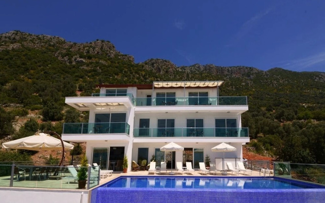 Villa Montana by Akdenizvillam