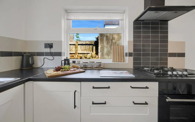 Central Chic - Huge Home - Free Wifi