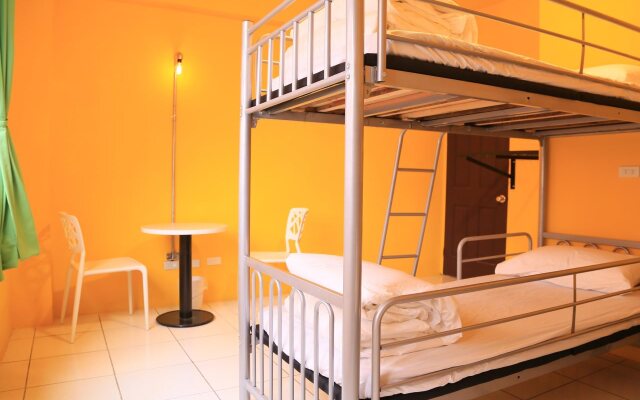 Warm House Hualien Hostel Backpacker(Over Head Hostel)