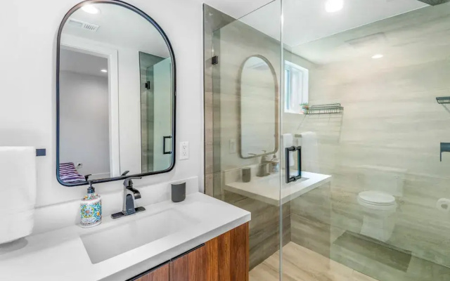 Stylish Sherman Oaks Townhouse W/ 3 Master Suites