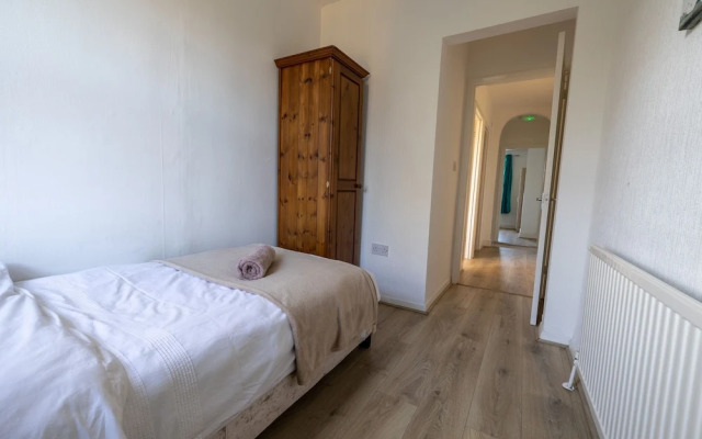 Captivating 4-bed House in Dartford