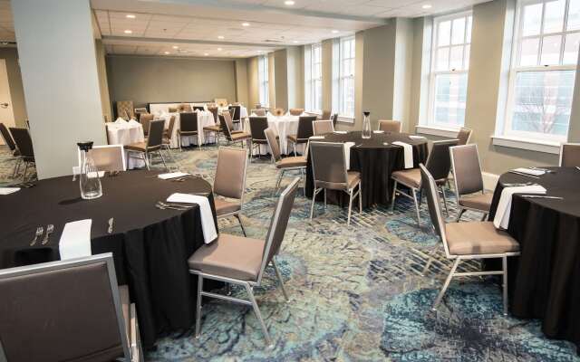 Redmont Hotel Birmingham, Curio Collection by Hilton