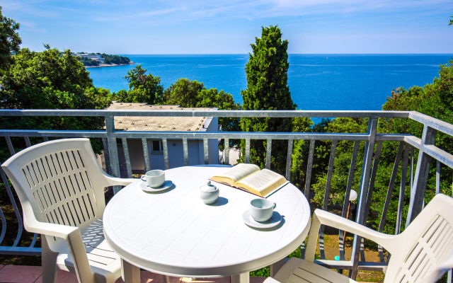 Splendid Golden Rocks Resort