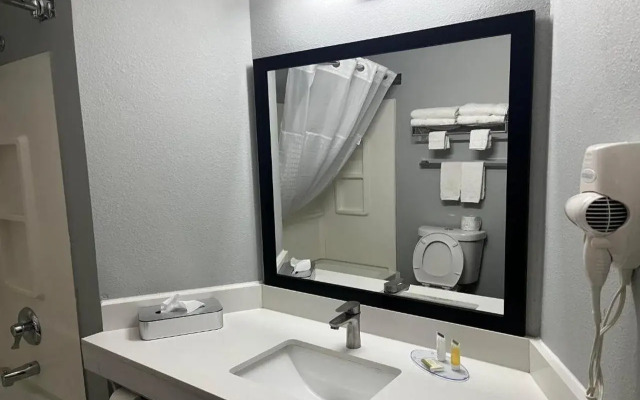 Days Inn & Suites by Wyndham Williamsburg IA North
