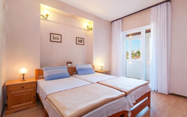 Nice Apartment in Splitska With 1 Bedrooms and Wifi
