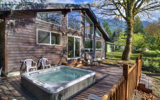 Baring Bend Lodge - Three Bedroom Cabin with Hot Tub