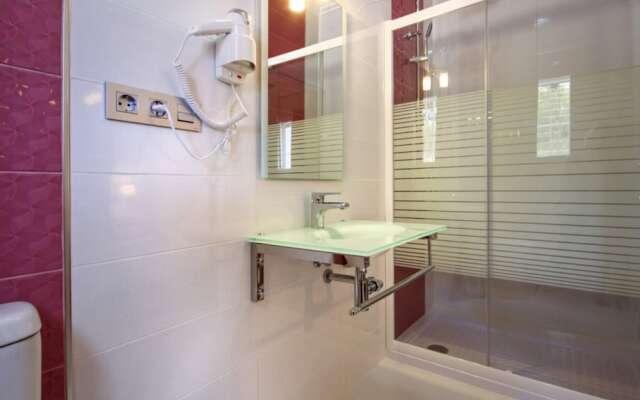 Villa - 9 Bedrooms with Pool and WiFi - 104985
