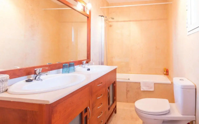 2208-Superb Apt with Amazing Seaview