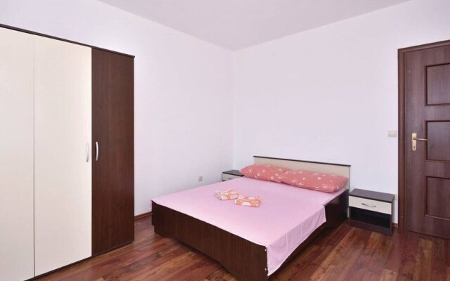 Emilie's House And Apartment