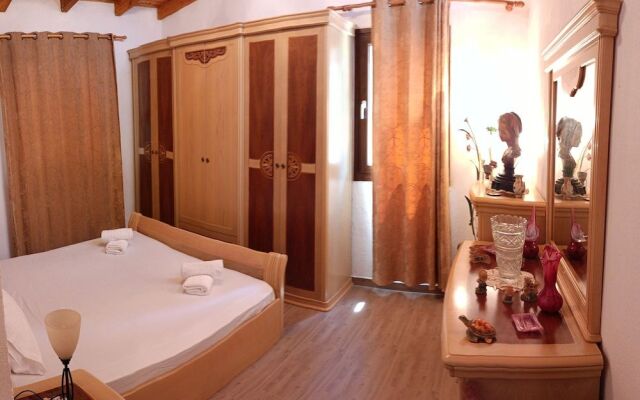 Family Villa in Sani - Sleeps 6 - Parking - Wifi