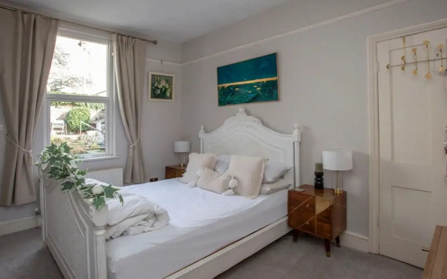 Stylish and Bright 2 Bedroom Flat in Bristol