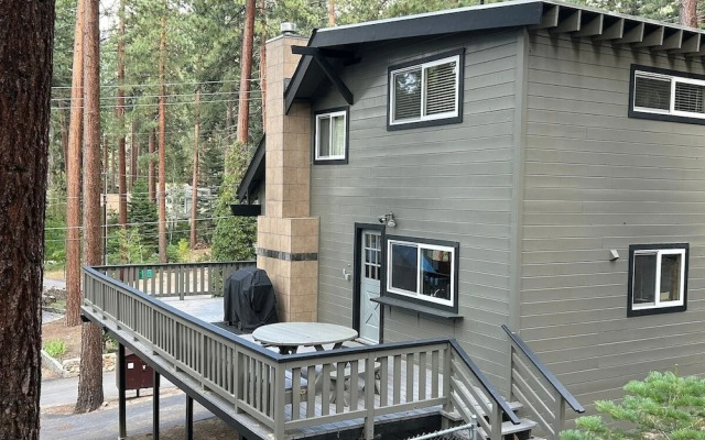 Foothill Folly 4 Bedroom Home by RedAwning