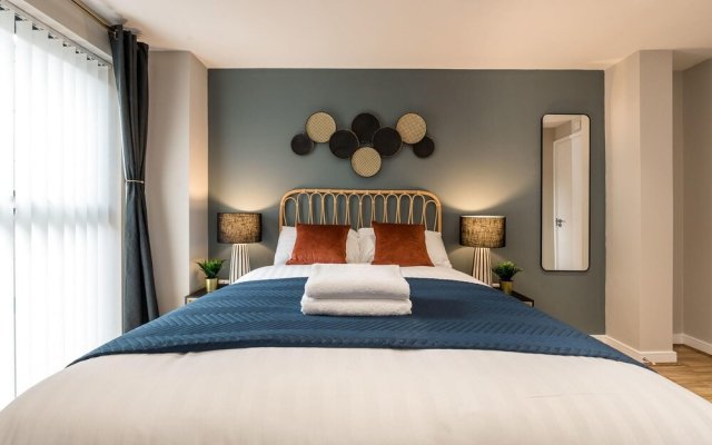 Ultra-Modern 2-Bedroom Apt sleeps 8 - with Parking!