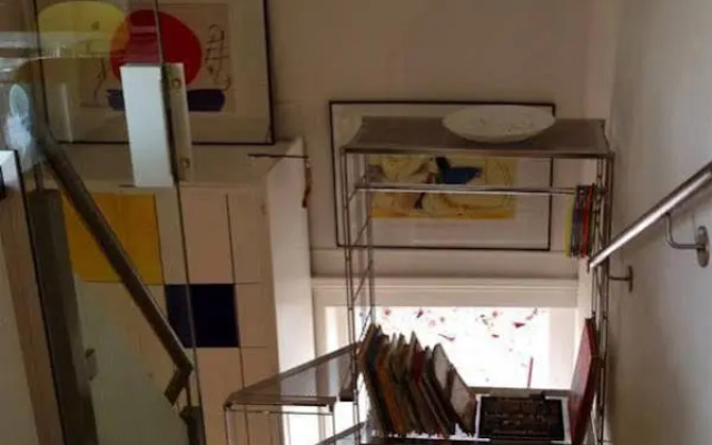 Artistshouse Bed with Kitchen