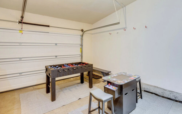 Hot Tub: Family Retreat 22 Mi to Mt Bachelor!