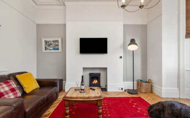 Spinnaker - Close to Town Sea Views