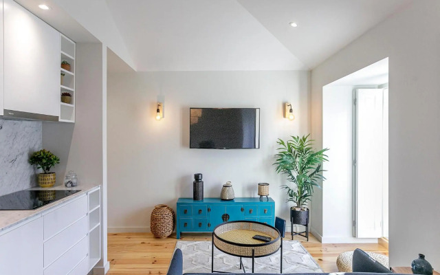 LovelyStay - Downtown Studio with Pool, AC and Balcony