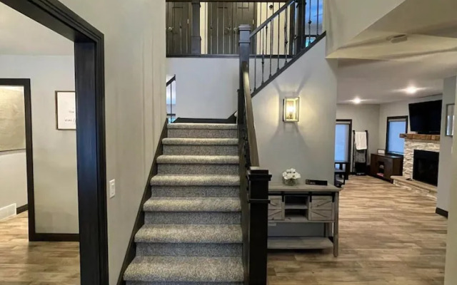 Freshly Updated Lake Michigan Home With Pool