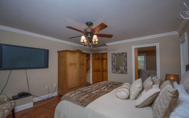 Lakeside Story 6 Bedroom House