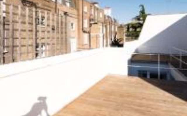 The Harrods Mews - Modern 4BDR Mews Home with Rooftop Terrace & Garage