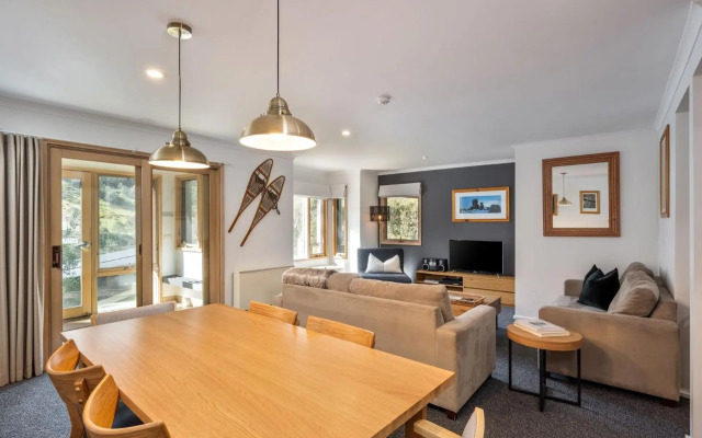 Lhotsky 1 Bedroom apartment with secluded outlook and onsite parking