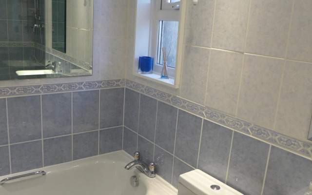 Sea Glimpses with free parking and garden