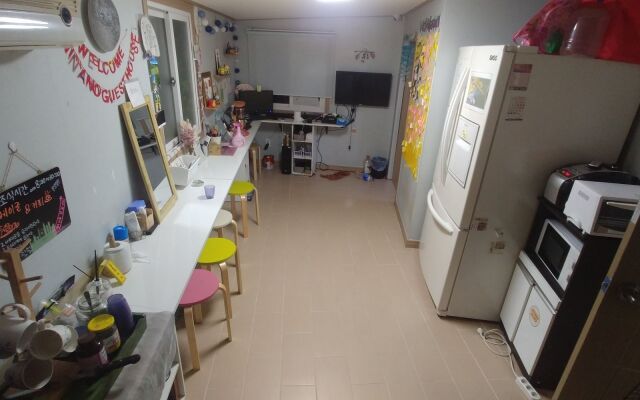 Ninano Guesthouse - Hostel