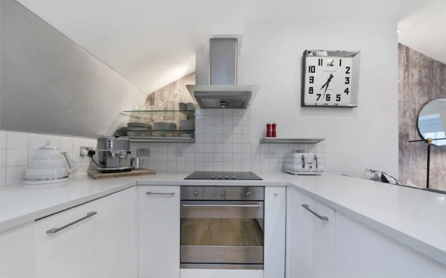King's Cross Penthouse by MoreThanStays