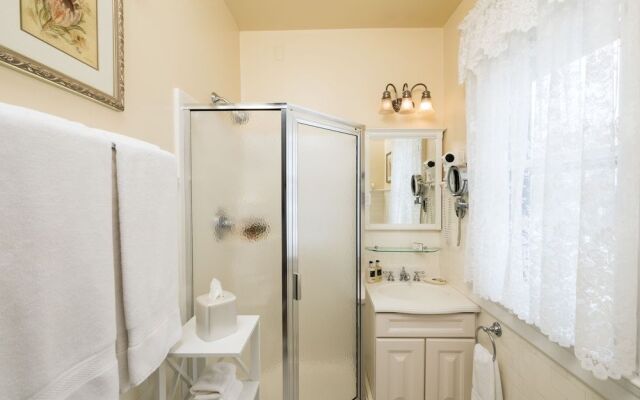 Honeybee Inn Bed & Breakfast