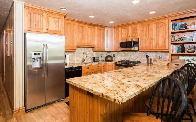 Three Kings Condo Near the Lifts by RedAwning