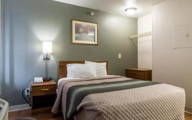 HomeTowne Studios by Red Roof Denver - Lakewood West