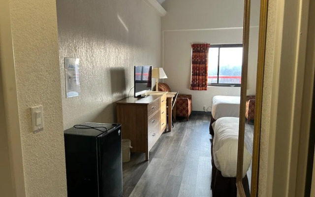 Hilltop Inn & Suites