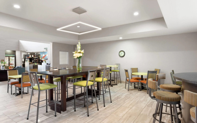 La Quinta Inn & Suites by Wyndham Columbus - Edinburgh