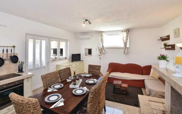 Amazing Home in Pucisca With 3 Bedrooms, Wifi and Outdoor Swimming Pool