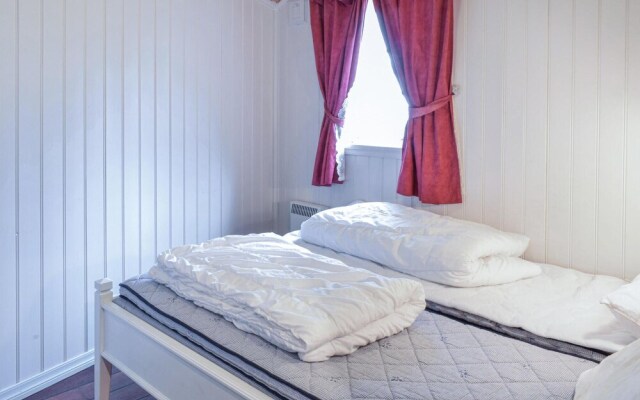 Nice Home in Bekkjarvik With 4 Bedrooms and Wifi
