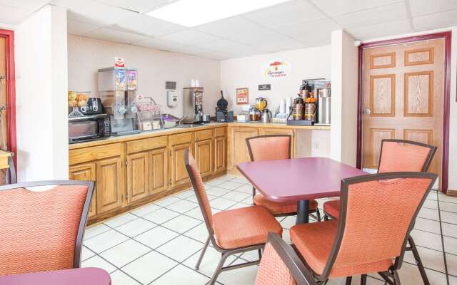 Super 8 by Wyndham Clinton