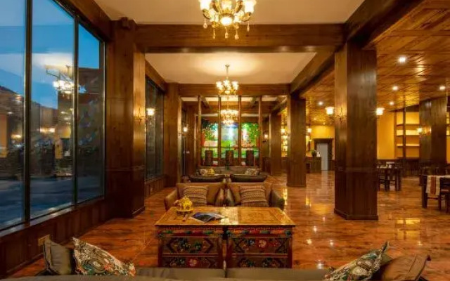 Far Mountain Dream Hotel